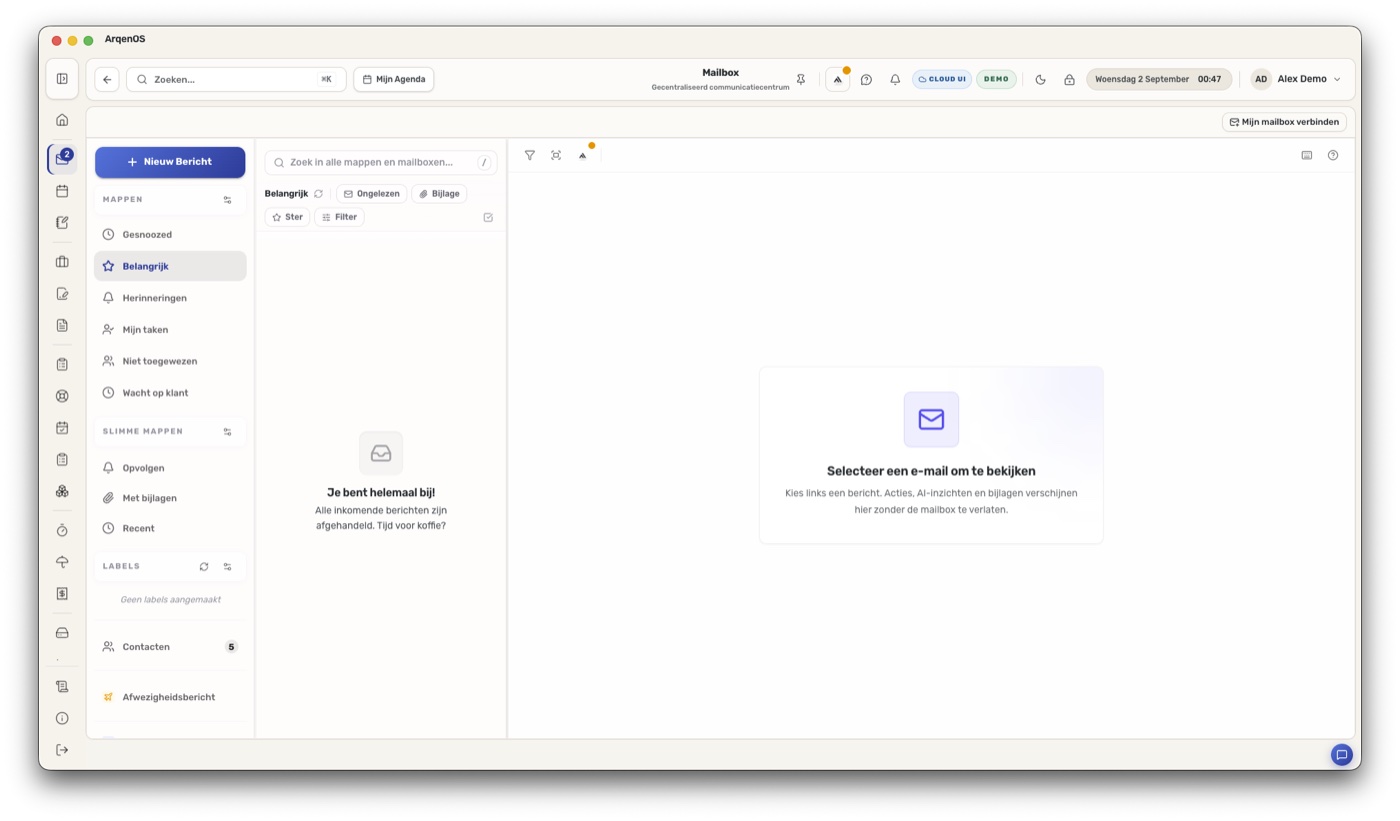 Mailbox in ArqenOS: links de gesorteerde mails, in het midden het voorstel van antwoord, rechts de klantgeschiedenis. Fictieve demodata.